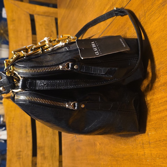 Claudia Firenze Italy Black Leather Shoulder Bag with Gold Chain - Picture 6 of 16